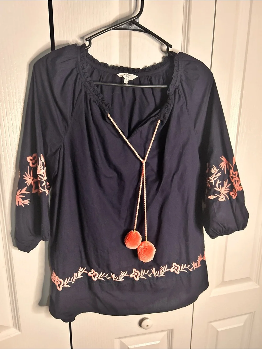 Crown & Ivy Women’s Small Navy Embroidered Peasant Top Pink Floral Print NWT